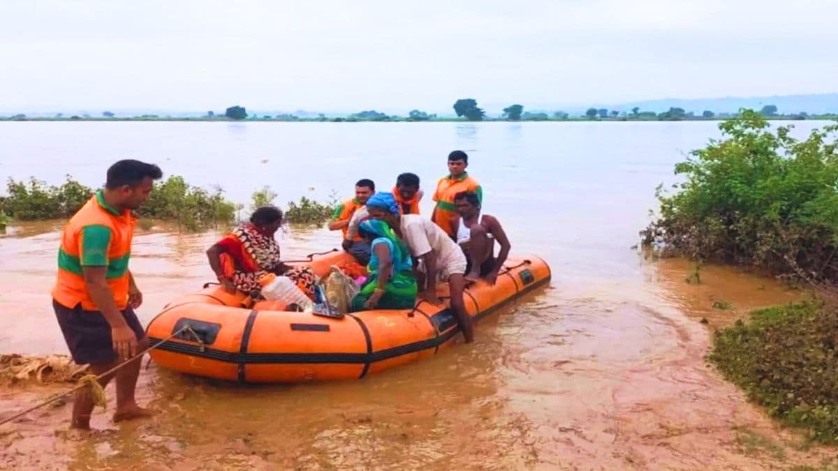 सोन नदी का बढ़ा जलस्तर, रोहतास में पानी के बीच टापू पर फंसे थे बिहार-झारखंड के 40 लोग, एसडीआरएफ की टीम बचाई जान