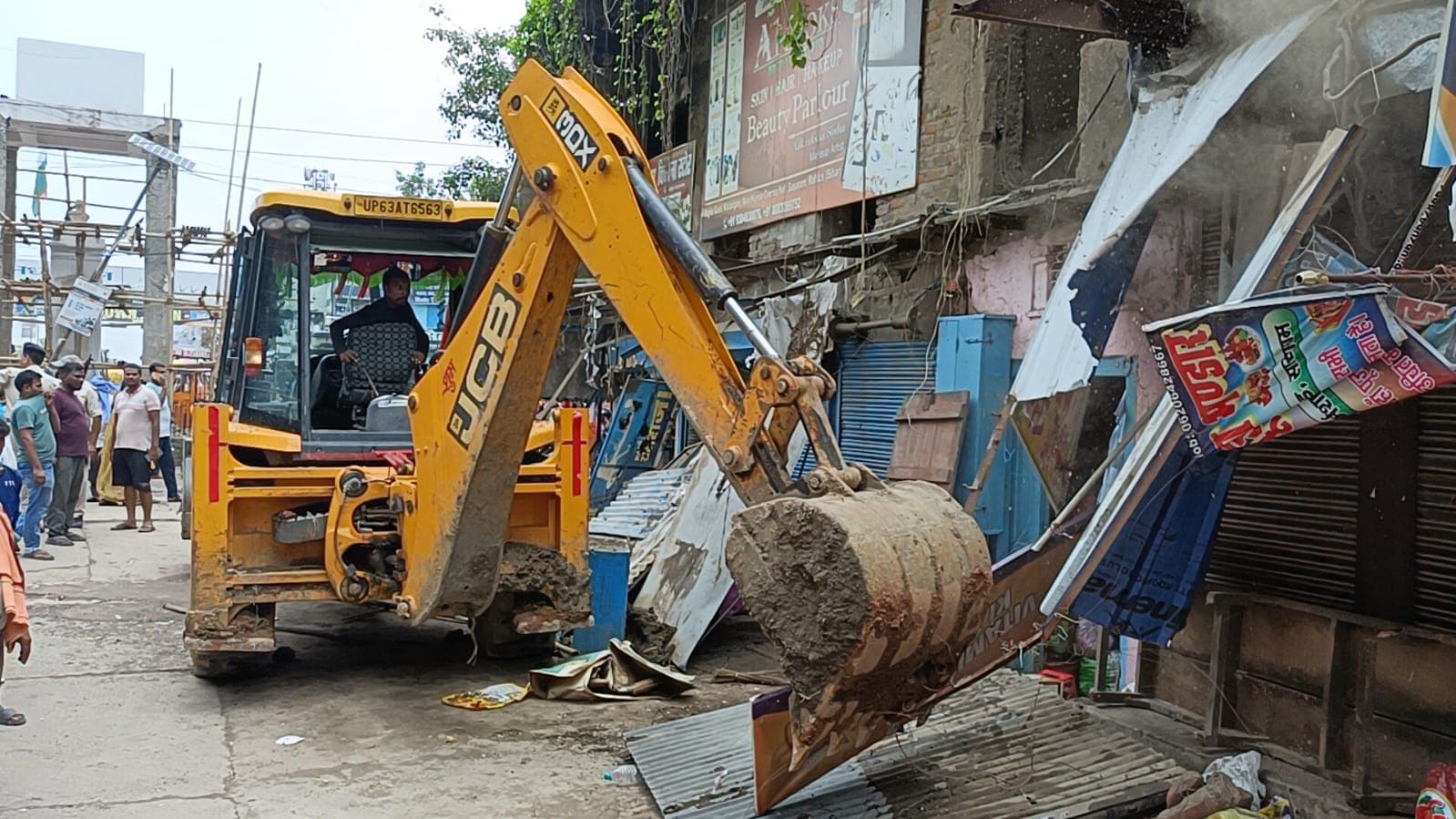 सासाराम की सड़कों पर दौड़ा प्रशासन का बुलडोजर, दर्जनों दुकानें की गई ध्वस्त, देखें वीडियो