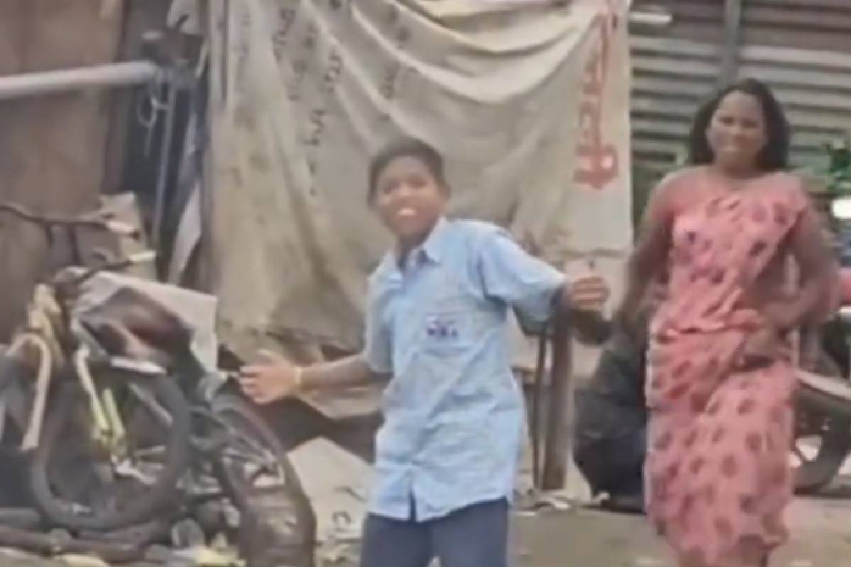 Shah Rukh Khan Best Pose Video : दे रहा था शाहरुख खान पोज, मां ने उठाई चप्पल और…