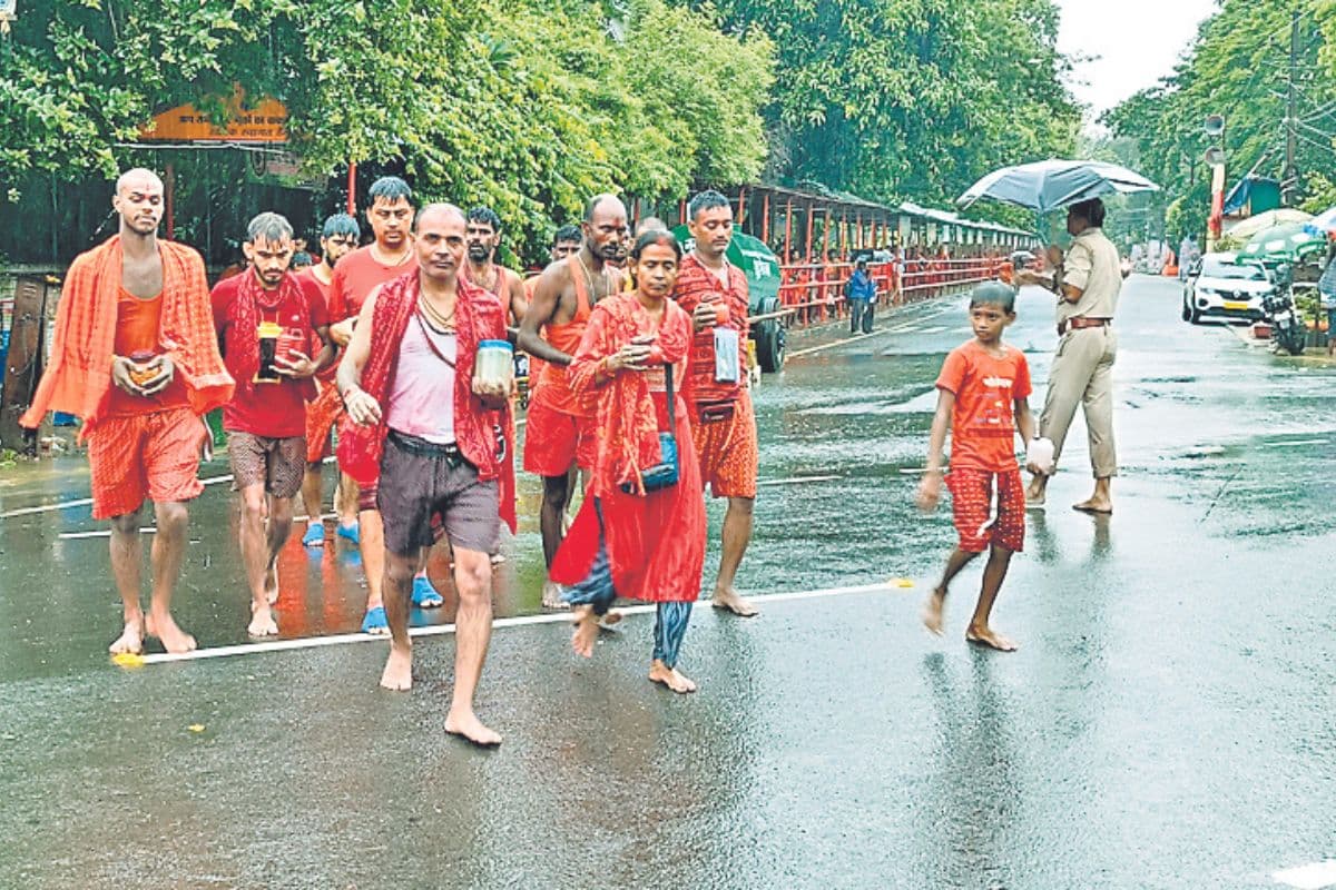 Shravani Mela: पिट्ठू बैग में गंगाजल लाने का युवाओं में बढ़ा चलन, बारिश की फुहारों के बीच बाबानगरी आ रहे शिवभक्त