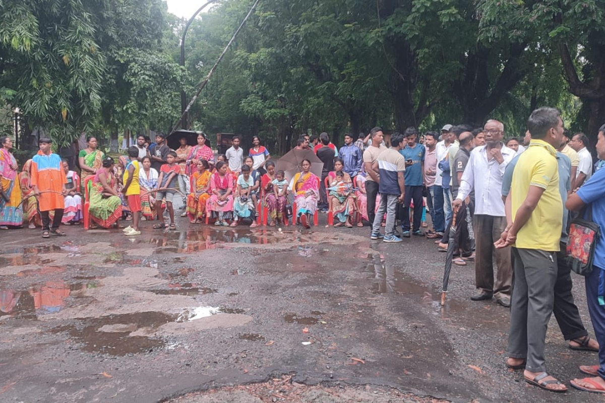 पूर्वी सिंहभूम : यूसिल के ठेका कर्मी की मौत पर ग्रामीणों ने 11 घंटे किया गेट जाम, समझौते के बाद खुला गेट