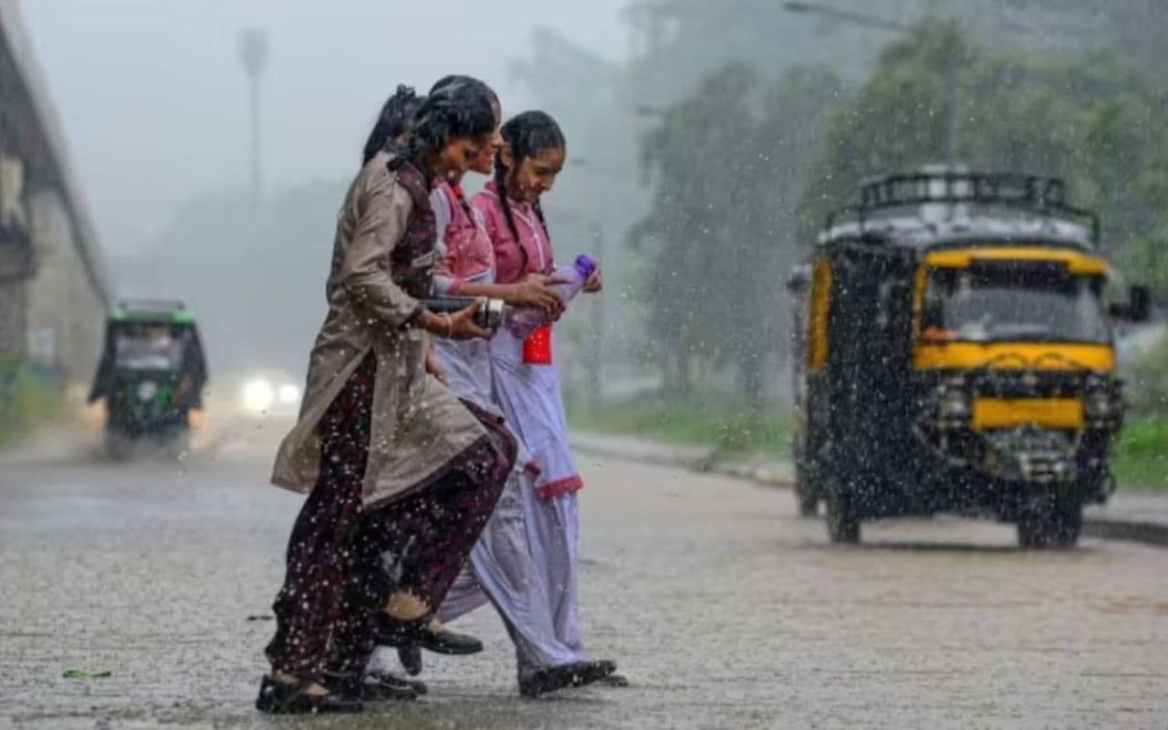 Bihar Weather : देर शाम हुई झमाझम बारिश से राजधानी पटना के लोगों को मिली राहत, जानें कल और परसों के मौसम का हाल
