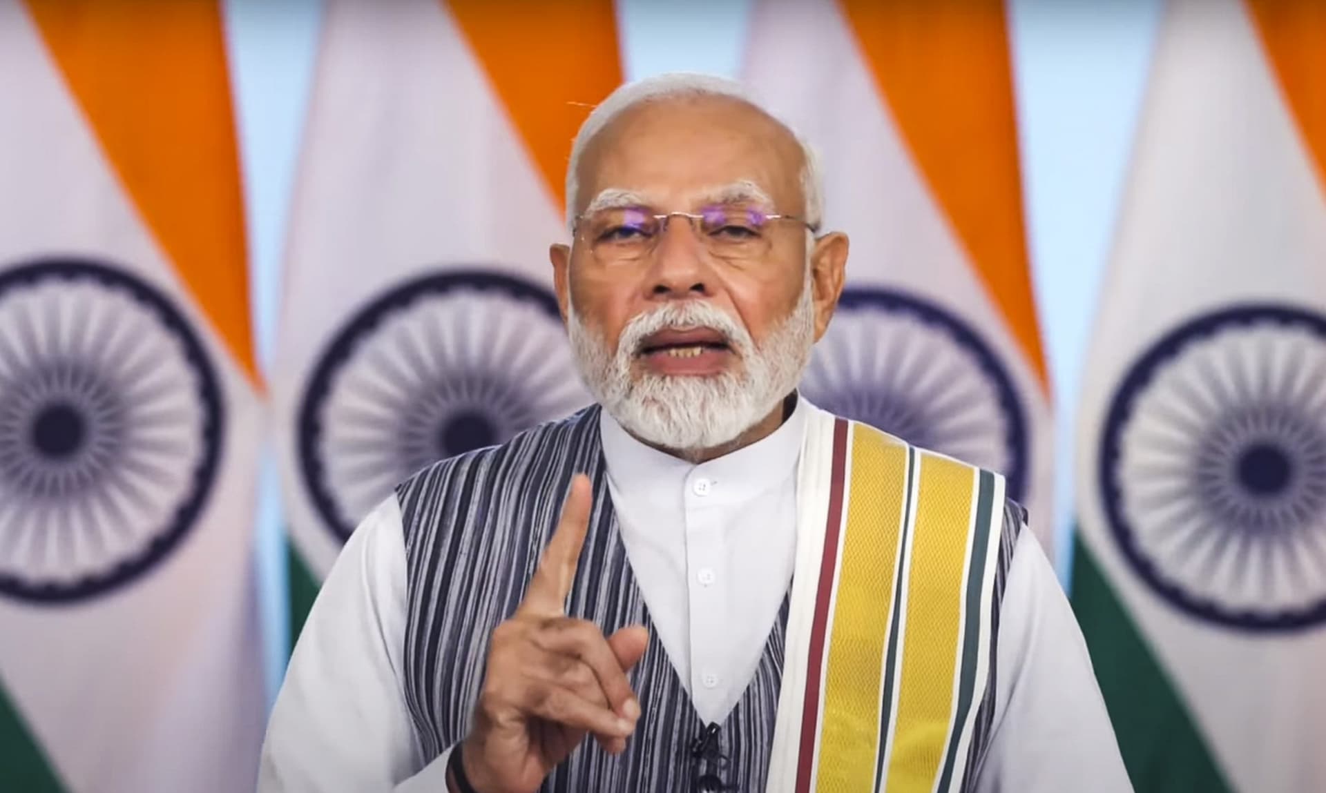 PM Modi in Gujarat: प्रधानमंत्री मोदी ने गुजरात में किया रोड शो, 8000 करोड़ रुपये की परियोजनाओं की दी सौगात