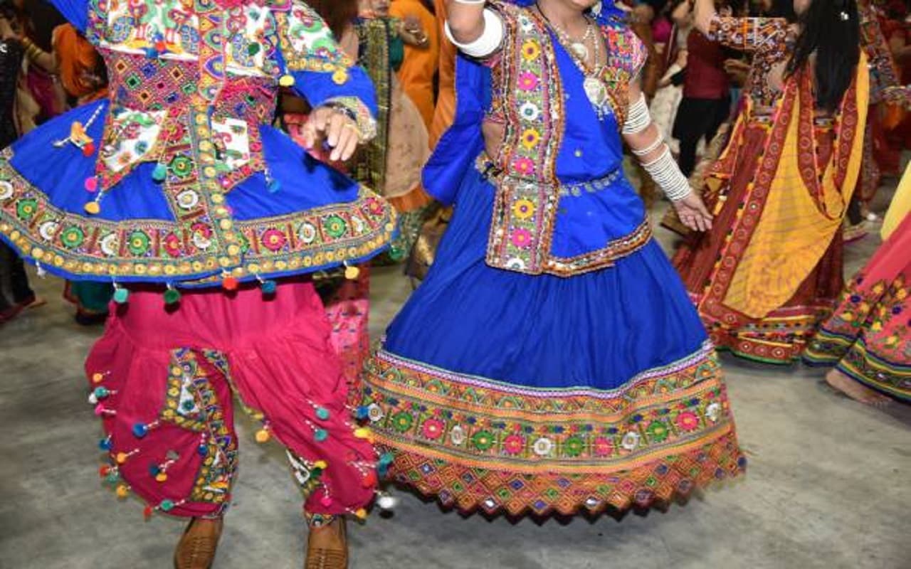 Dandiya Night Dress Idea: डांडिया-गरबा नाइट पर खुब तारीफ बटोरेंगे आपके ये आउट्फिटस
