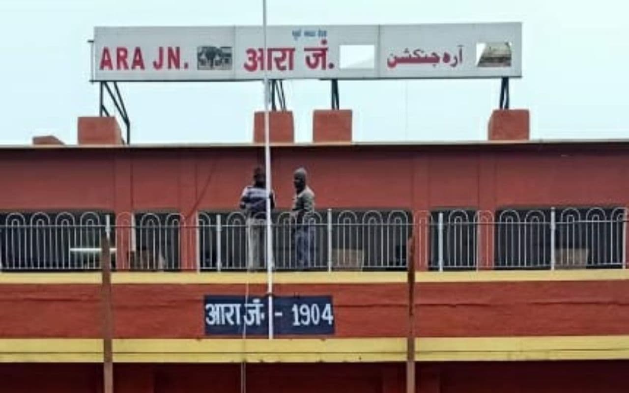 रेलवे स्टेशन में व्यवस्था की खुली पोल : प्लेटफाॅर्म पर टपकता रहा बारिश का पानी, यात्री हुए परेशान