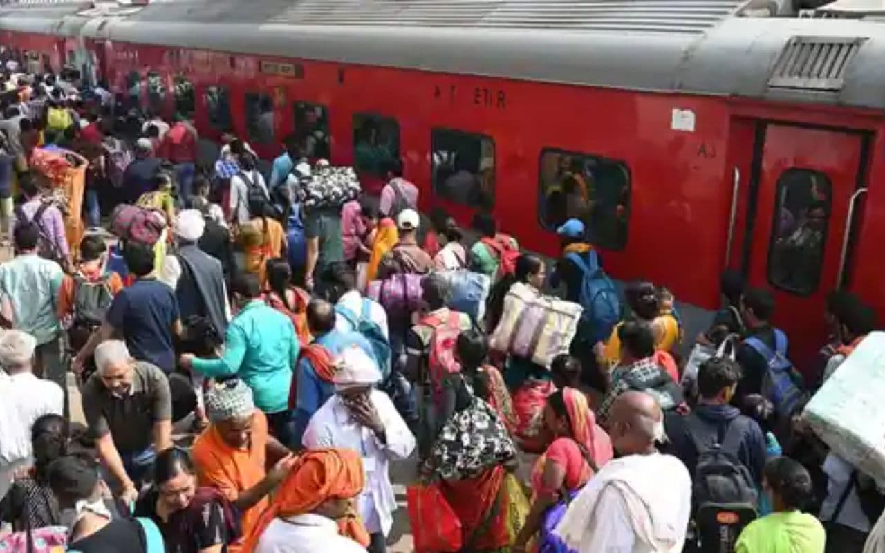 छठ पर घर जाने वालों को रेलवे ने दिया तोहफा, दिल्ली से बिहार के लिए हफ्ते में दो दिन चलेगी स्पेशल ट्रेन