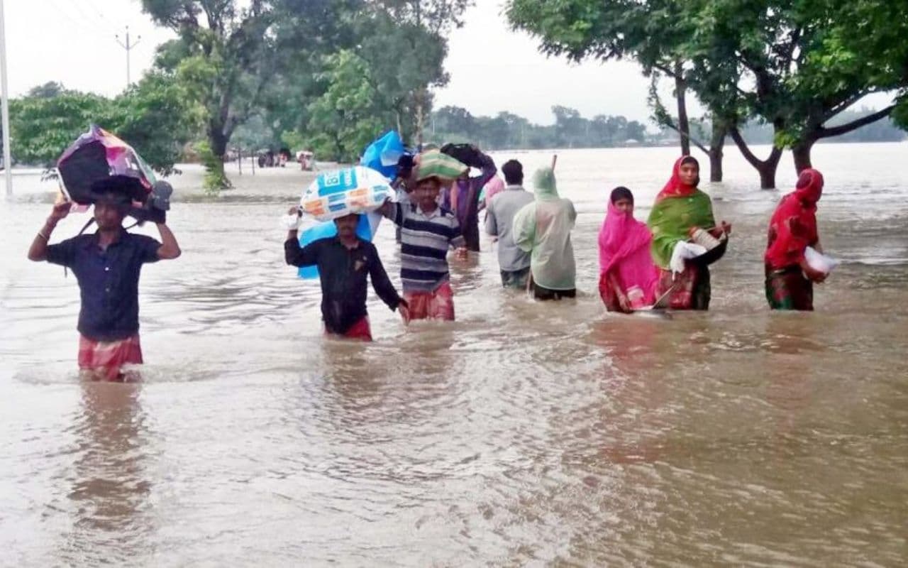 Bihar Flood: प्रकृति मचा रही तांडव, तेजी से बढ़ रहा गंगा का जलस्तर, सरकारी राहत के इंतजार में लोग