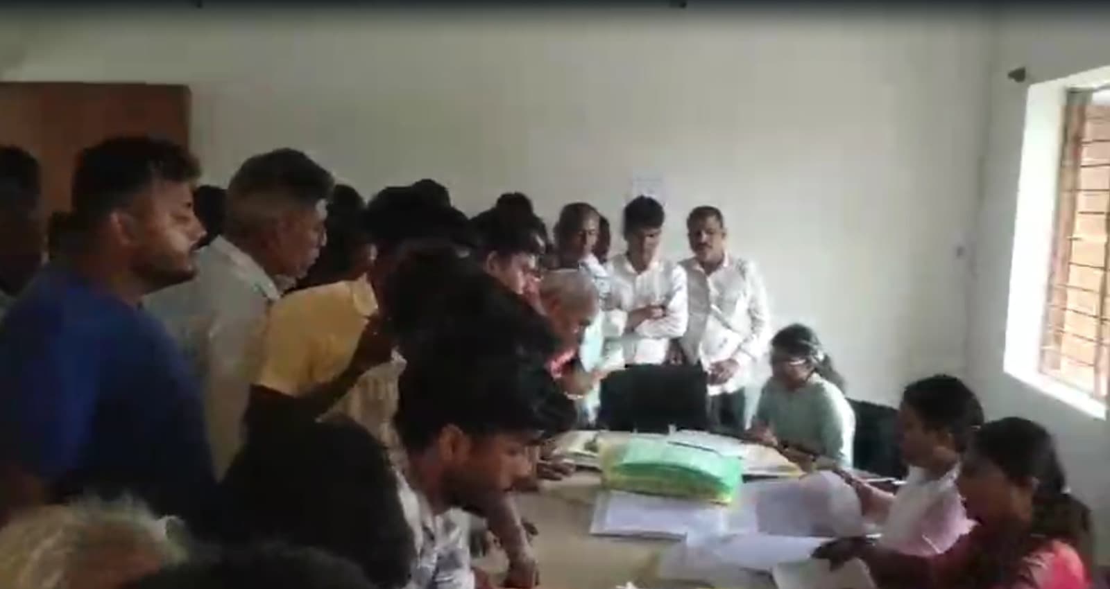 Bihar Land Survey: जमीन सर्वे ने उड़ाई रैयतों की नींद, इन कागजों को लेकर उमड़ी भीड़, देखिए वीडियो…