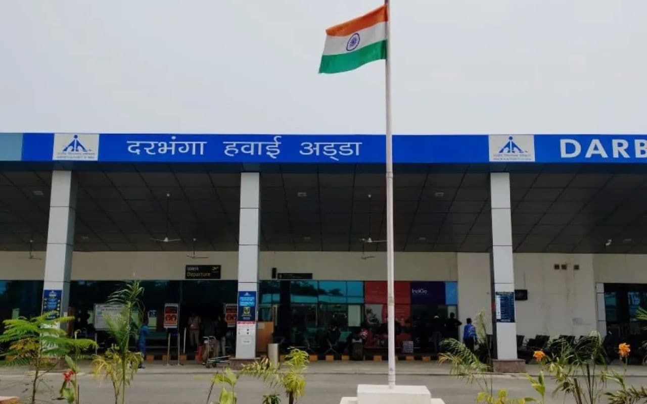 Darbhanga Airport: इंटरनेशनल लेवल का बनेगा दरभंगा एअरपोर्ट, केंद्रीय मंत्री से मिले संजय झा, सौंपा ज्ञापन