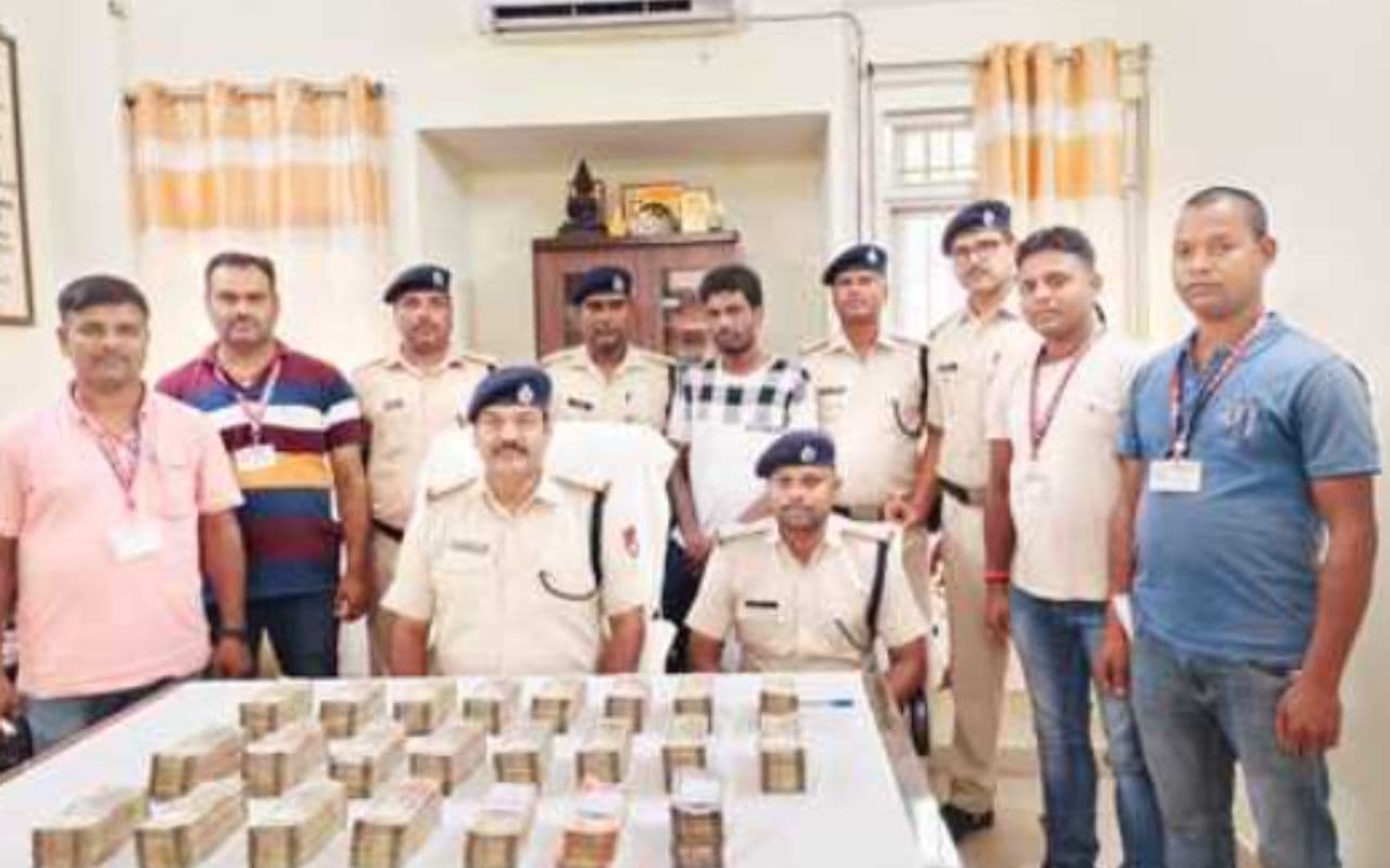 Gaya News: गया जंक्शन पर 52.83 लाख रुपये के साथ झारखंड का युवक गिरफ्तार, RPF टीम को मिली बड़ी कामयाबी