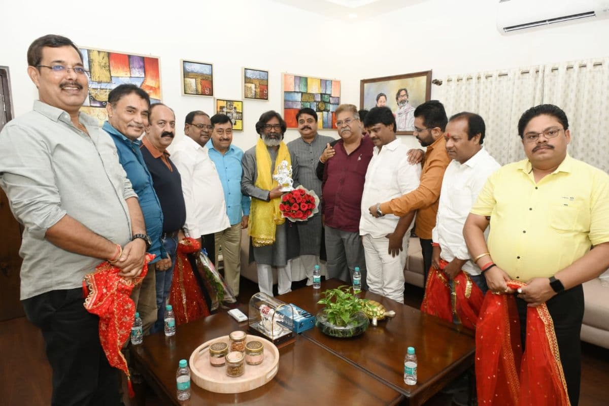 Durga Puja 2024: सीएम हेमंत सोरेन को दुर्गा पूजा का आमंत्रण, मां की प्रतिमा और चुनरी भेंट कर किया सम्मानित