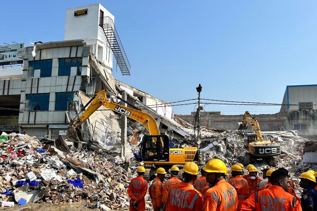 Lucknow Building Collapse: ट्रांसपोर्ट नगर हादसे में बड़ी कार्रवाई, बिल्डिंग मालिक के खिलाफ FIR