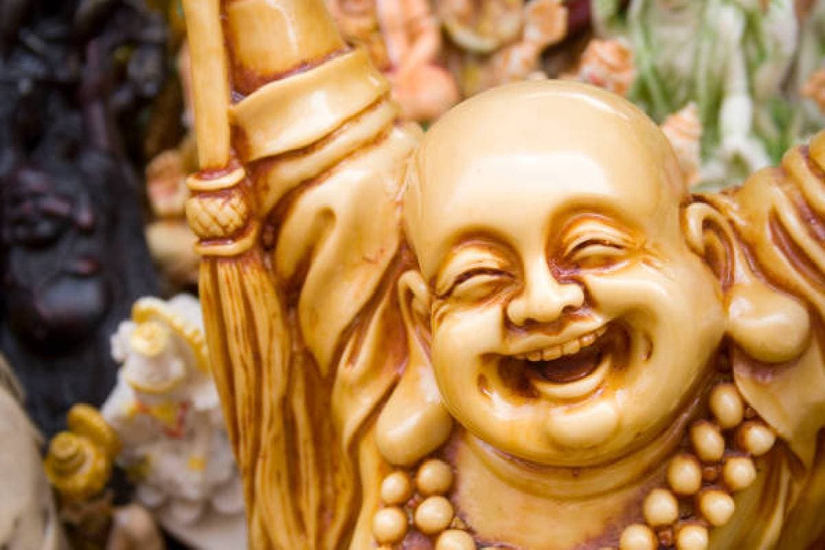 Vastu Tips: घर में लाफिंग बुद्धा क्यों और कहां रखना चाहिए, जानिए क्या पड़ेगा प्रभाव
