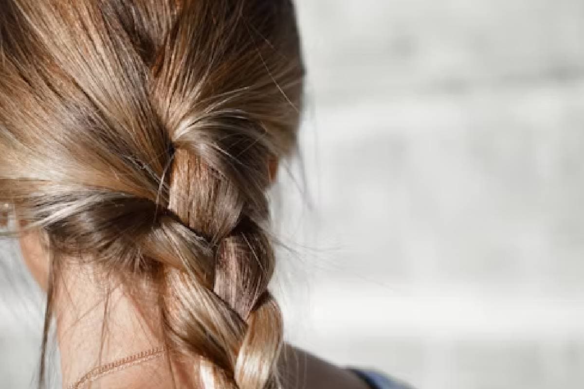 Hair Care Tips: बरसात में चिपचिपे बाल को धोने से पहले लगाएं ये चीजें, होंगे साफ और सिल्की