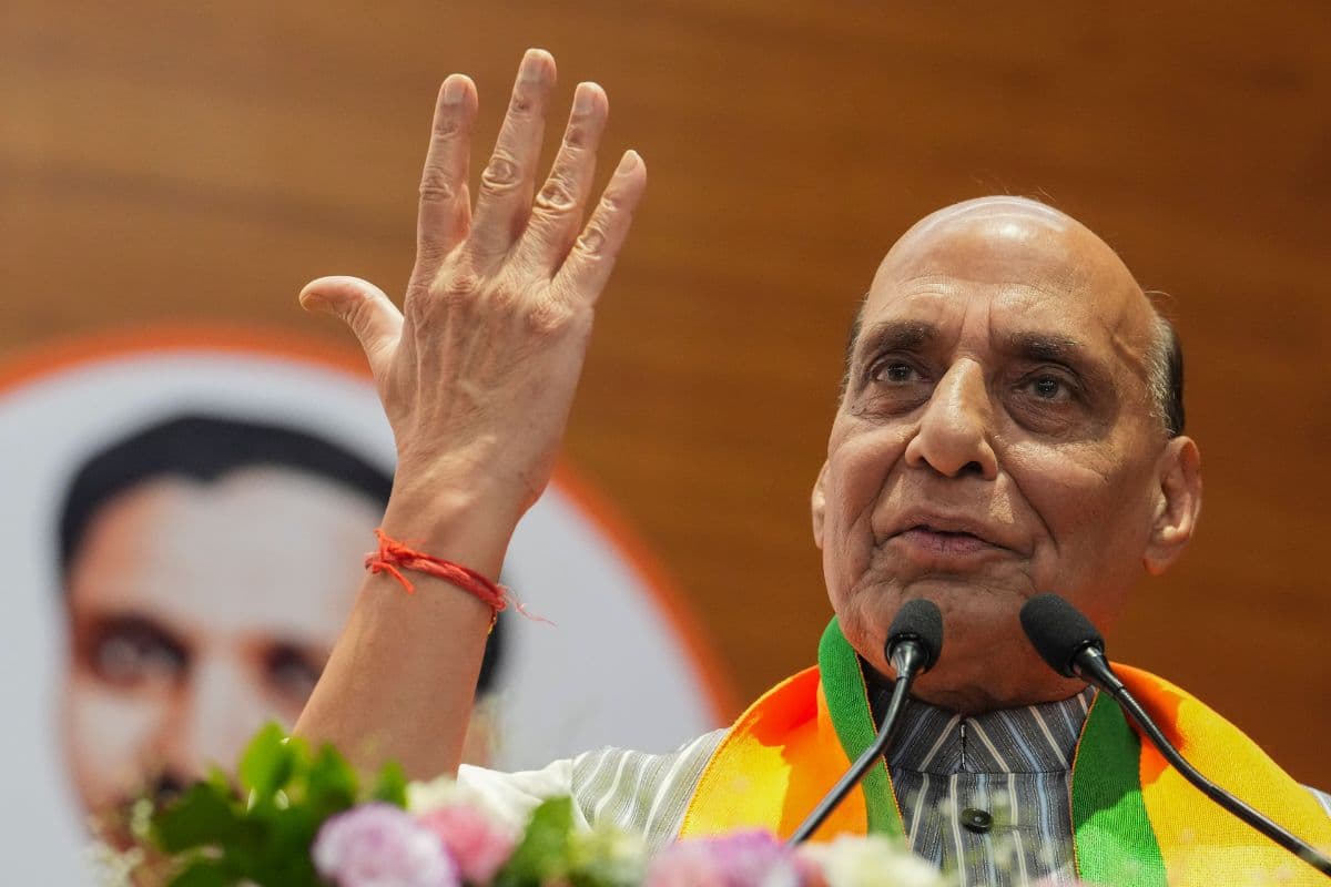 Rajnath Singh: रक्षा मंत्री राजनाथ सिंह ने सेना में भरा जोश, कहा- सशस्त्र बलों को हर समय चुनौतियों के लिए रहना चाहिए तैयार