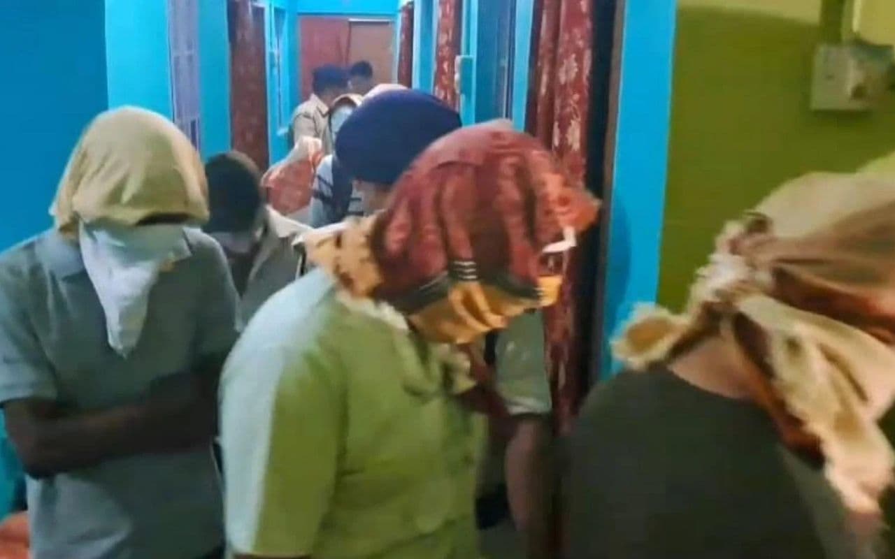 Bihar Crime News: इस शहर में चल रहा था जिस्मफरोशी का धंधा, पुलिस ने छापेमारी कर किया पर्दाफाश Bihar Crime News: इस शहर में चल रहा था जिस्मफरोशी का धंधा, पुलिस ने छापेमारी कर किया पर्दाफाश