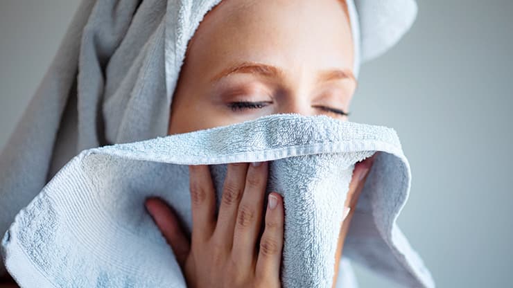 Skincare Tips: आज ही बंद कर दें गीले चेहरे को आम टॉवल से सुखाना, उपयोग करें इन 5 चीजों को