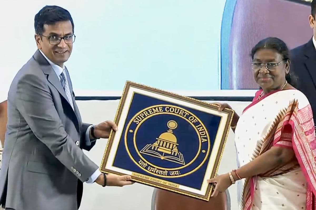 Supreme Court New Flag: सुप्रीम कोर्ट को मिला नया ध्वज और प्रतीक चिह्न, राष्ट्रपति द्रौपदी मुर्मू ने किया अनावरण