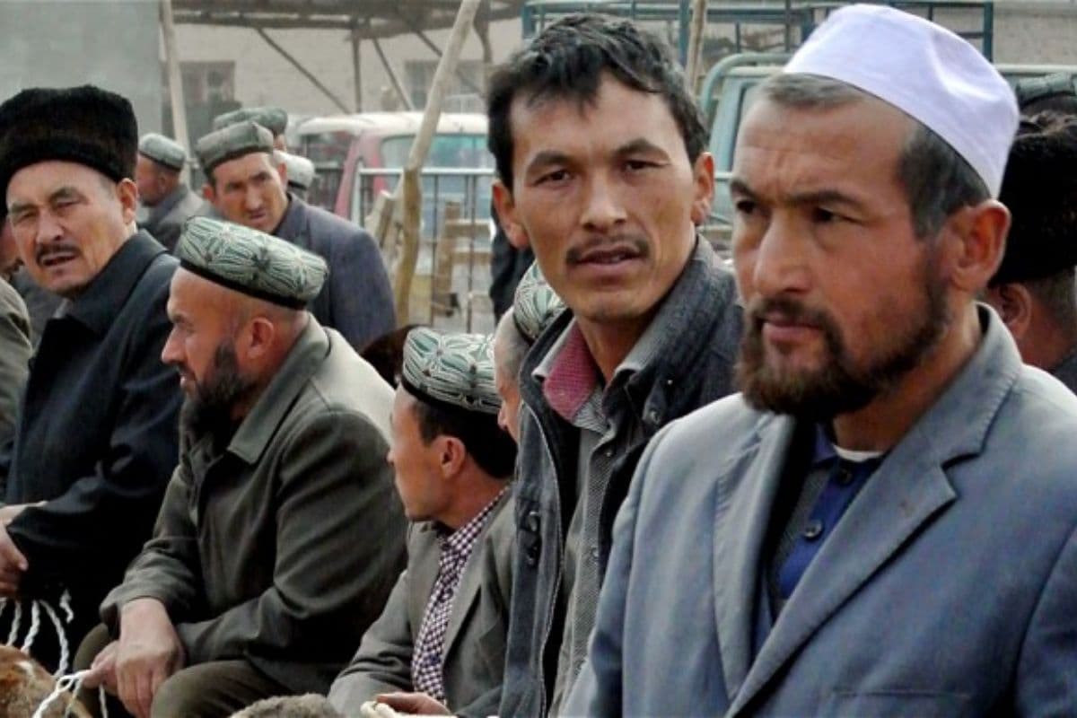 Muslims: मुसलमानों से गलियों में डांस करवा रहा चीन, मौलवियों को इस्लाम नहीं मानने की हिदायत
