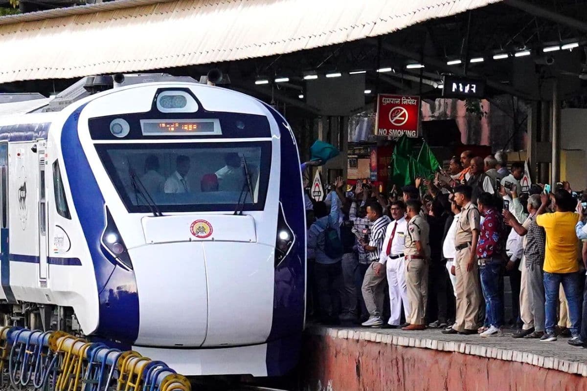 Vande Bharat: गया जंक्शन पर वंदेभारत एक्सप्रेस में जबरन चढ़े 100 से ज्यादा यात्री, जानें क्यों उठाया ये कदम