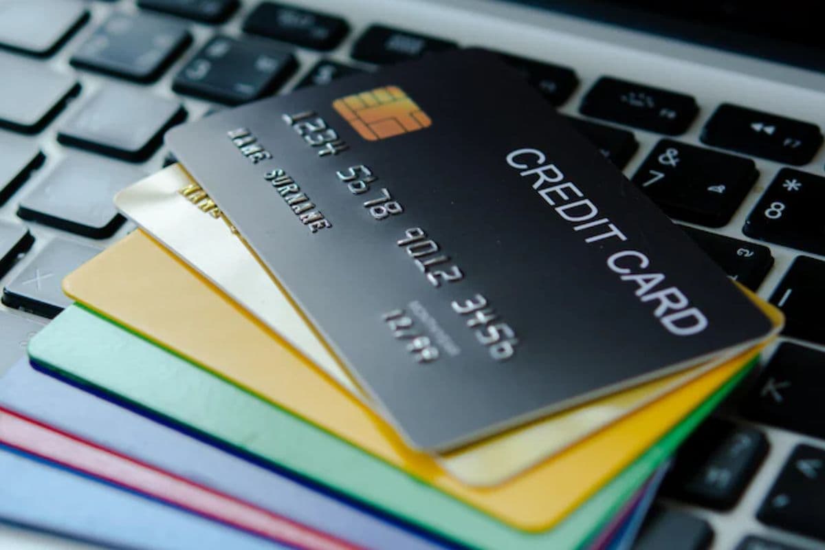 ATM Card के जरिए बिना प्रीमियम के पाएं 10 लाख तक का फ्री इंश्योरेंस, जानें कैसे उठाएं लाभ