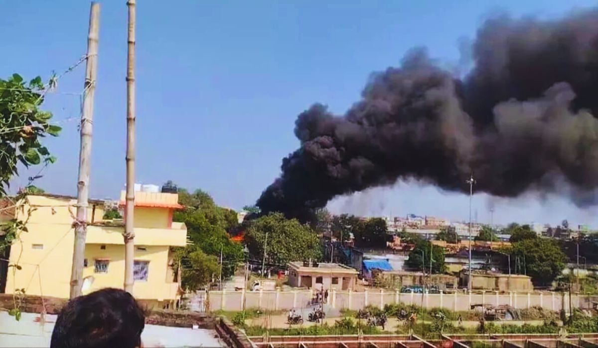 धू-धूकर जला आरा का एक फल गोदाम, मची अफरातफरी, फायर ब्रिगेड की मदद से आग पर पाया गया काबू