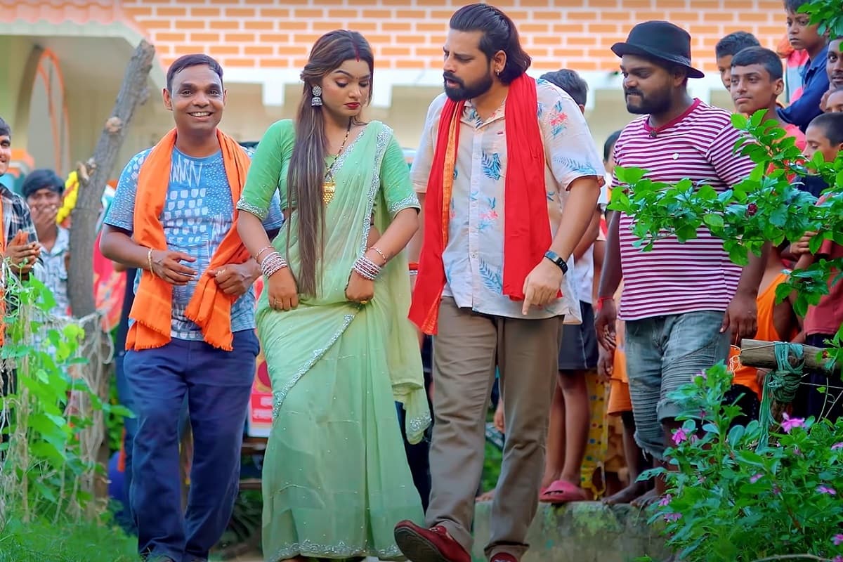 Bhojpuri Song : भोजपुरी म्यूजिक में दशहरा की आहट, धूम मचा रहा राकेश मिश्रा का गाना “चंदा कटाई भउजी”