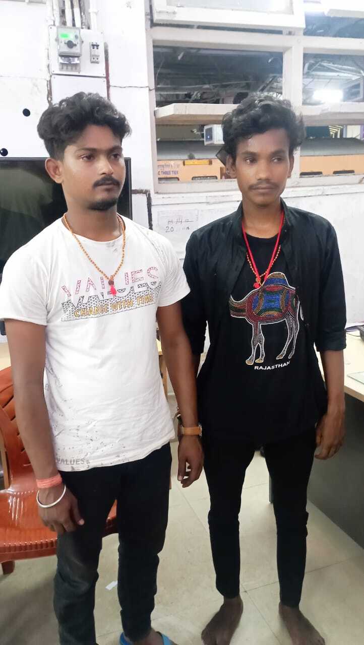 ट्रेन में मोबाइल चोरी करते पकड़ाये दो युवक, तलाशी ली तो जीआरपी रह गयी दंग