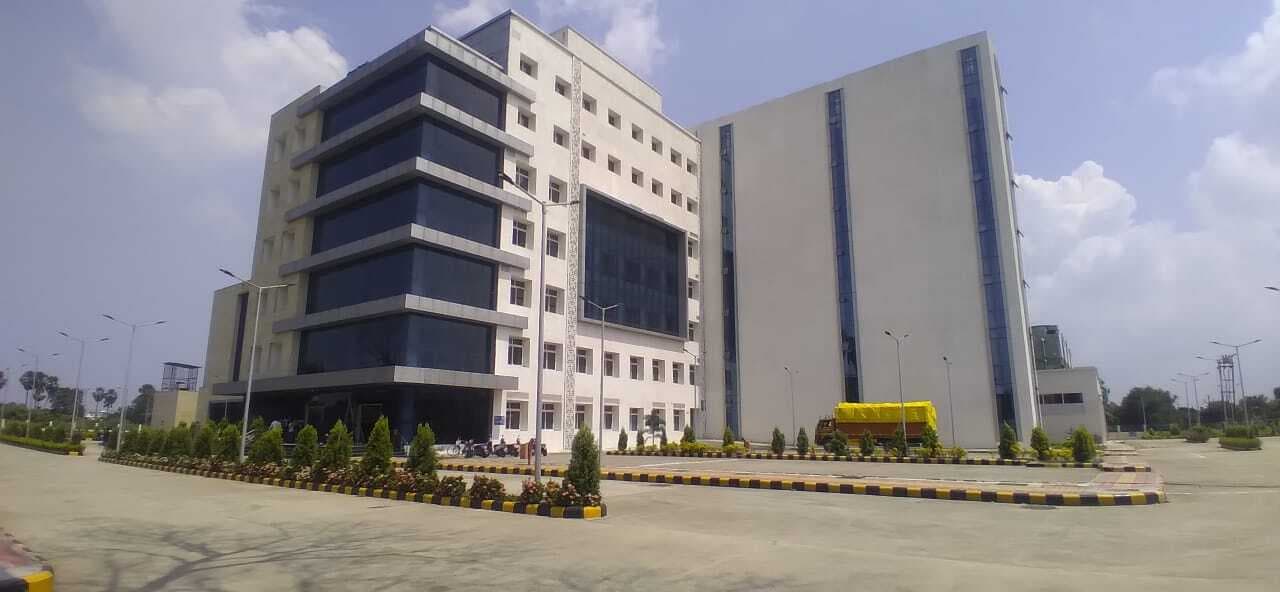 सुपर स्पेशियलिटी अस्पताल में आज से शुरू होगी ओपीडी सेवाफोटो सिटी में सुपर स्पेशियलिटी अस्पताल नामक फोल्डर में- कार्डियोलॉजी, नेफ्रोलॉजी, न्यूरोसर्जरी व प्लास्टिक सर्जरी विभाग की चिकित्सा उपलब्ध होगी- सुबह आठ बजे से चार बजे तक होगा इलाज, सोमवार से शनिवार तक चलेगी ओपीडीवरीय संवाददाता, भागलपुरजेएलएनएमसीएच से संबद्ध सुपर स्पेशियलिटी अस्पताल की ओपीडी सेवा मंगलवार से शुरू होगी. रोगियों के रजिस्ट्रेशन व जांच का समय सुबह आठ बजे से दोपहर बाद चार बजे तक तय किया गया है. ओपीडी में कार्डियोलॉजी, नेफ्रोलॉजी, न्यूरोसर्जरी व प्लास्टिक सर्जरी विभाग की चिकित्सा उपलब्ध होगी. इसके लिए आठ डॉक्टरों व नौ नर्सो की तैनाती की गयी हैं. डॉक्टरों में किडनी से जुड़ी बीमारी के नेफ्रॉलॉजी विशेषज्ञ, डॉ हिमाद्री शंकर, हृदय रोग विशेषज्ञ डॉ सुमित शंकर व डॉ राजीव कृष्ण चौधरी, न्यूरो सर्जन डॉ सूरज कांत मणि समेत प्लास्टिक सर्जरी से जुड़े डॉ शशि कुमार, डॉ सुशील कुमार सिंह, डॉ प्रणव कुमार व डॉ अमरनाथ कुमार हैं. जेएलएनएमसीएच अस्पताल अधीक्षक डॉ राकेश कुमार ने बताया कि रोगियों को जांच के बाद पैथोलॉजी टेस्ट व दवा के लिए मायागंज अस्पताल आना होगा. फिर धीरे-धीरे सभी सुविधाएं यहां पर लागू की जायेगी. इधर, सुपर स्पेशियलिटी अस्पताल के नोडल पदाधिकारी डॉ महेश ने बताया कि ओपीडी सेवा चालू करने की तैयारी पूरी हो गयी है.केंद्रीय स्वास्थ्य मंत्री के कार्यक्रम को लेकर मंच तैयार हो रहा : सुपर स्पेशियलिटी अस्पताल का उद्घाटन केंद्रीय स्वास्थ्य मंत्री जेपी नड्डा छह सितंबर को करेंगे. समारोह की तैयारी को लेकर सुपर स्पेशियलिटी अस्पताल में मंच बनाने की प्रक्रिया सोमवार से शुरू हो गयी. अस्पताल के दक्षिणी छोर पर मंच तैयार किया जा रहा है. डॉ महेश ने बताया कि कार्यक्रम में केंद्रीय मंत्री समेत बिहार के मुख्यमंत्री नीतीश कुमार के आने की सूचना मिल रही है. इसके अलावा अन्य कई गण्यमान्य शामिल होंगे. उन्होंने बताया कि उद्घाटन से पहले अस्पताल में फर्नीचर को व्यवस्थित कर लिया जायेगा. अस्पताल को पूरी तरह से फंक्शनल होने में कुछ माह का समय लग सकता है. हार्ट के मरीजों के लिए कैथ लैब को चालू में होने में यही अवधि लगेगी.