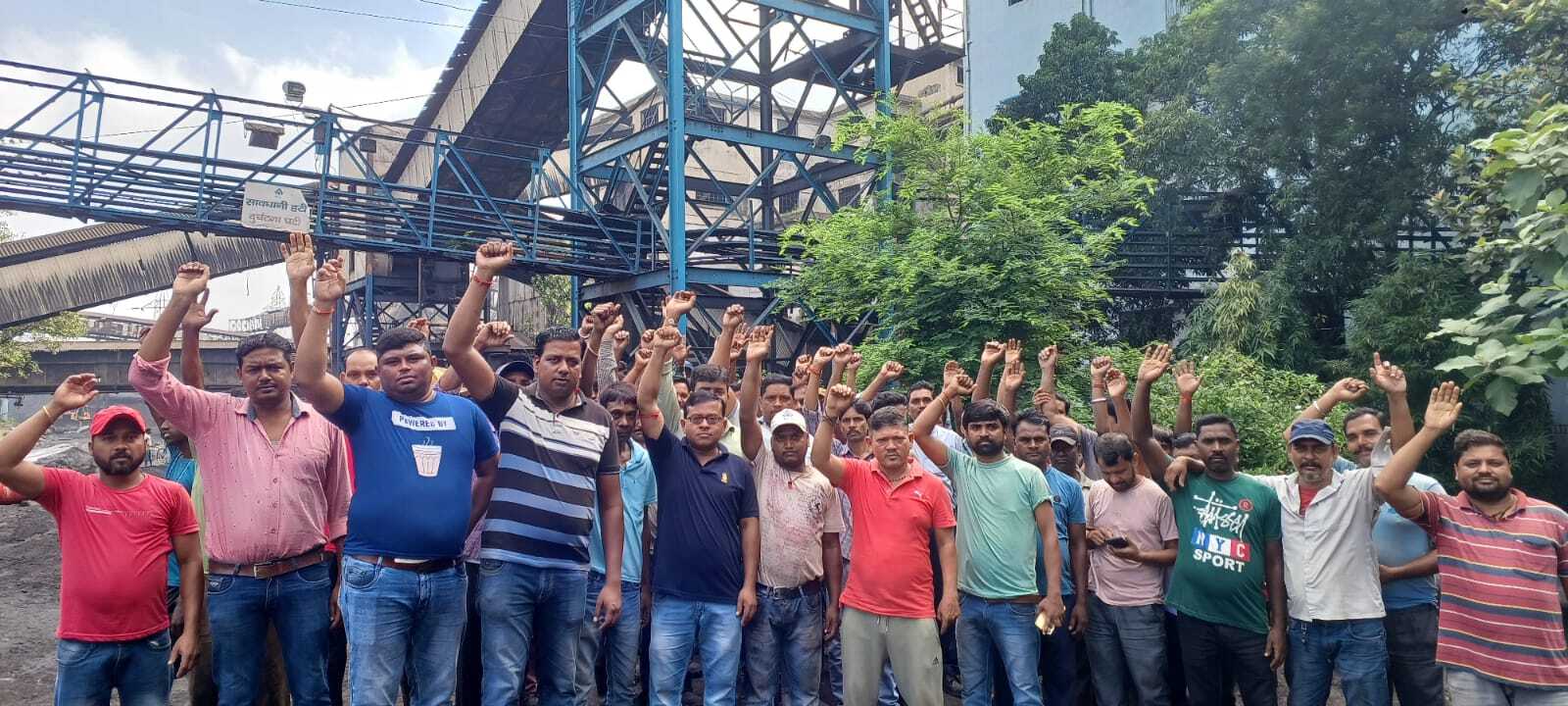 ठेका मजदूरों का सेल चासनाला वाशरी के समक्ष प्रदर्शन