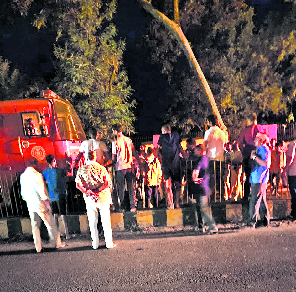 ट्रक की चपेट में आने से बाइक सवार युवक की मौत, एक घायल