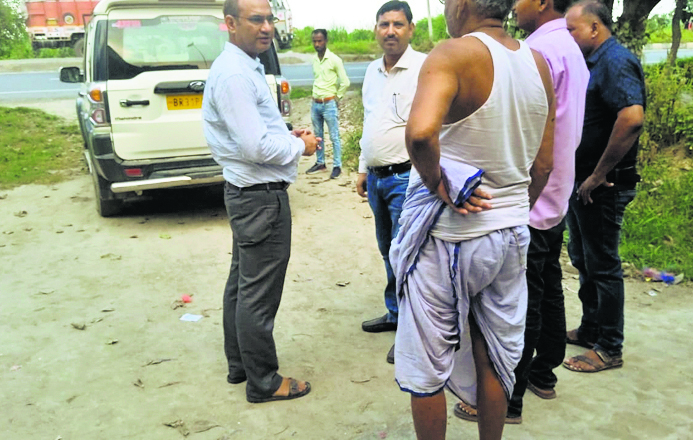 गरीबों को मिल रहा सड़ा हुआ चावल, डीएम ने लिया संज्ञान