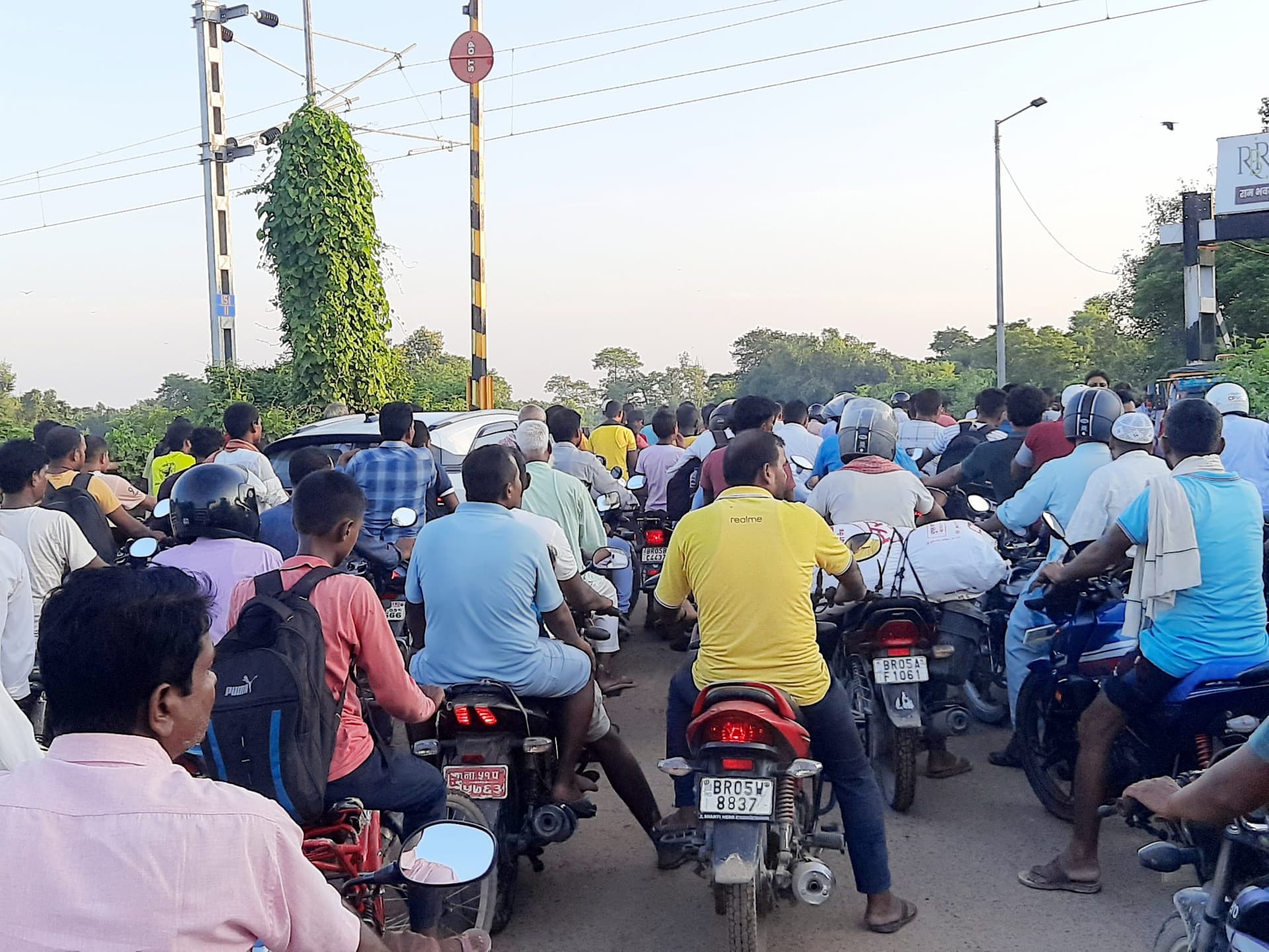 Motihari News : रेलवे फाटक बंद होने के कारण वाहन सवार हो रहे हलकान