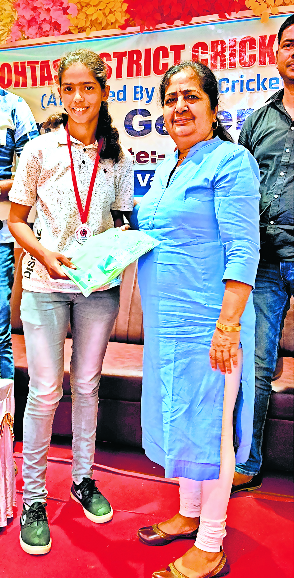 जिला क्रिकेट संघ की बैठक में खिलाड़ियों को किया गया सम्मानित
