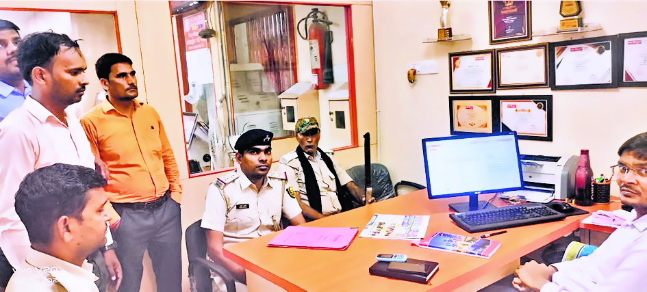 Gopalganj News : बैंक ऑफ बड़ौदा के फरार सीएसपी संचालक का नहीं मिला कोई सुराग