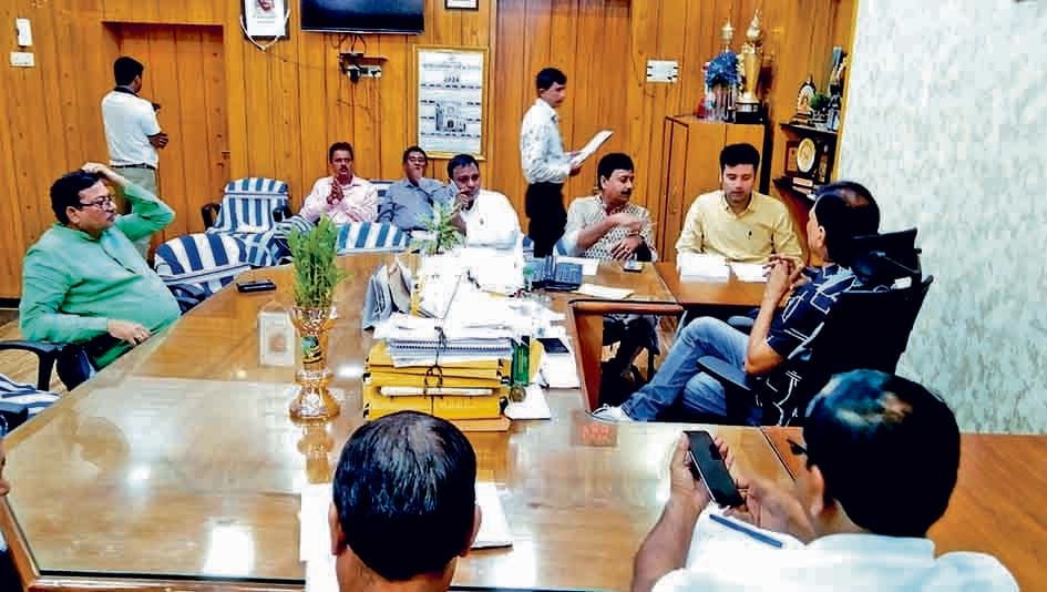 दुर्गापूजा के पहले होगी सड़कों की मरम्मत दुर्गापूजा के पहले होगी सड़कों की मरम्मत