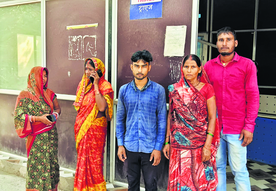Gopalganj News : जादोपुर चौक पर बेकाबू ट्रक ने ससुर व दामाद को कुचला, ससुर की गयी जान, दामाद घायल