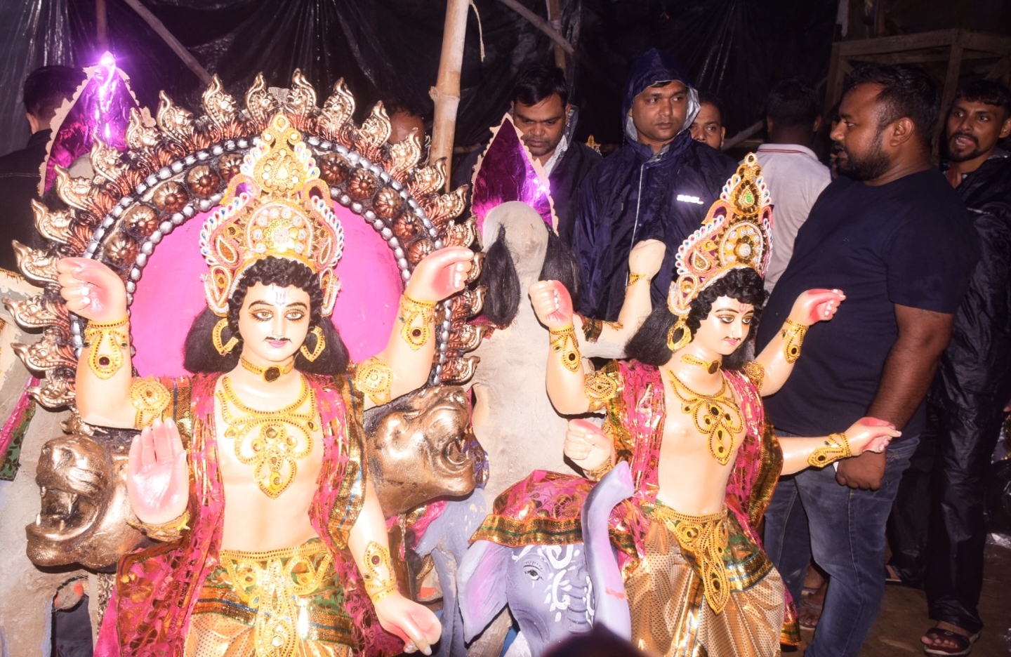 DHANBAD NEWS : विश्वकर्मा पूजा आज, प्रतिष्ठानों में पहुंची देव शिल्पी की प्रतिमा