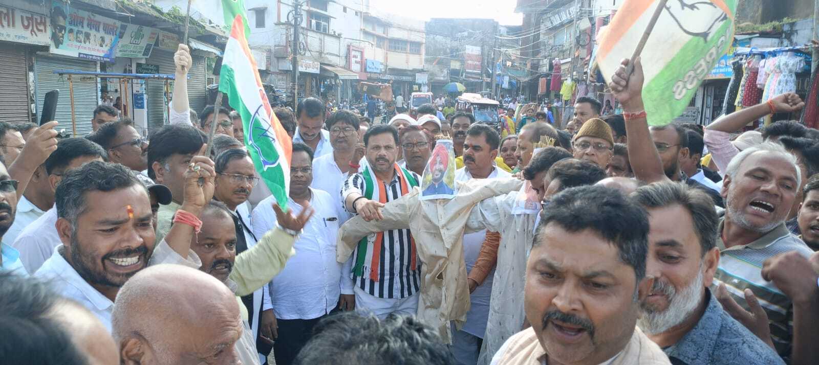 कांग्रेसियों ने केंद्रीय मंत्री का पुलता फूंका