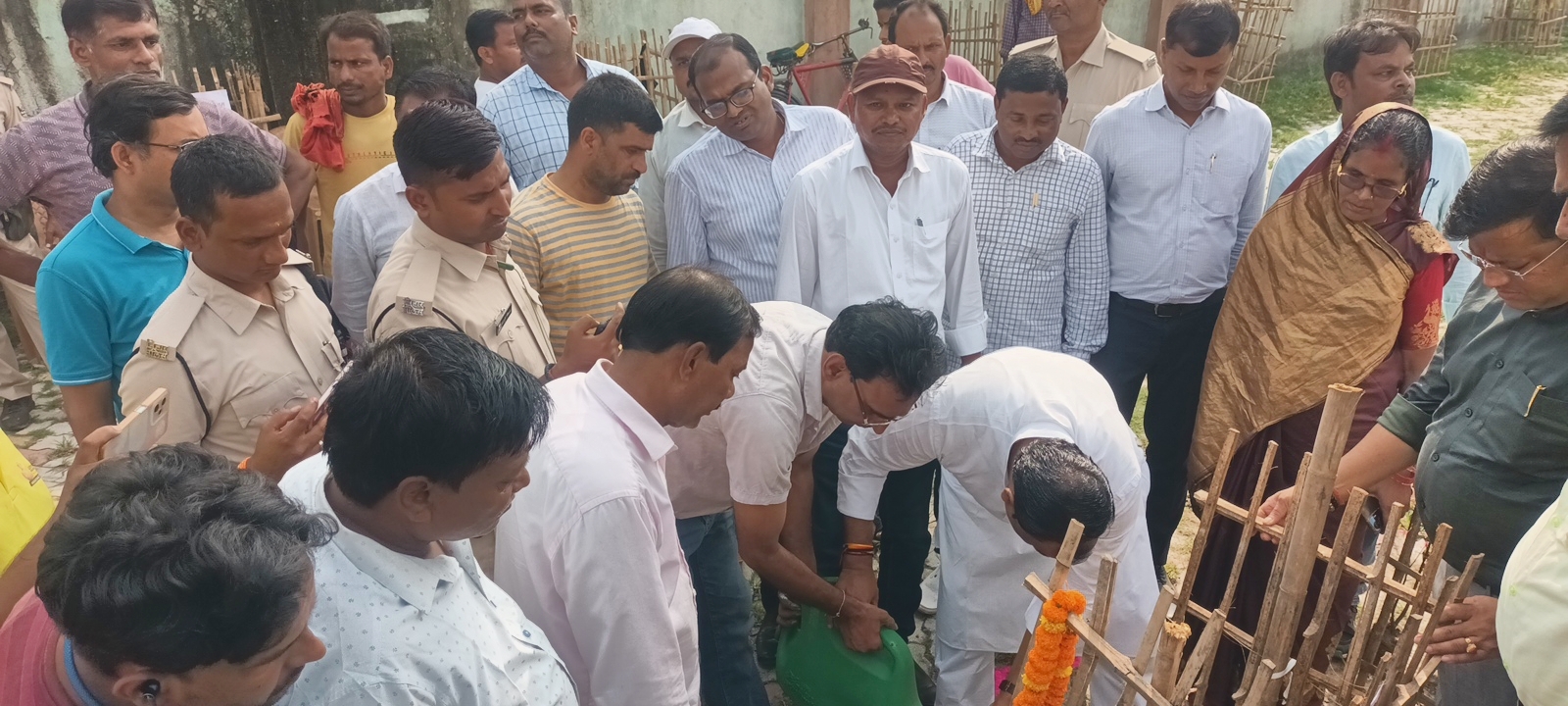 धरहरा पंचायत भवन में एक पेड़ मां के नाम अभियान