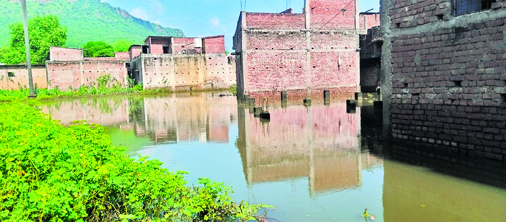 पहाड़ से आये पानी से रहमानाबाद हुआ जलमग्न