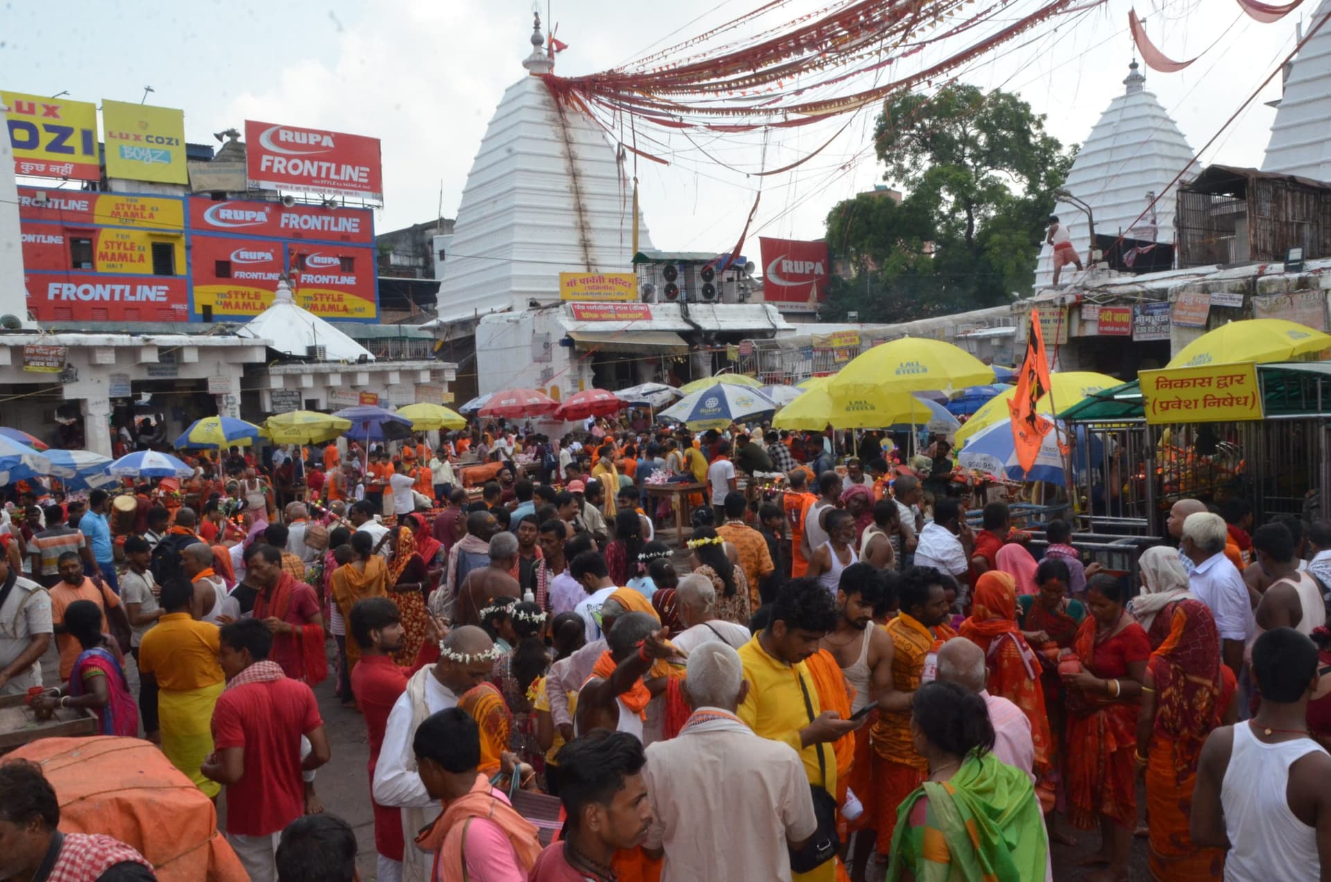 बाबा मंदिर में उमड़े भक्त, पेड़ा गली तक पहुंची शीघ्रदर्शनम की कतार