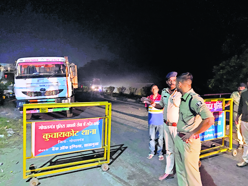 Gopalganj News : बलथरी चेकपोस्ट पर आधी रात को पहुंचे एसपी, फाइनेंसर का कर्मी ट्रक का इंट्री कराते गिरफ्तार