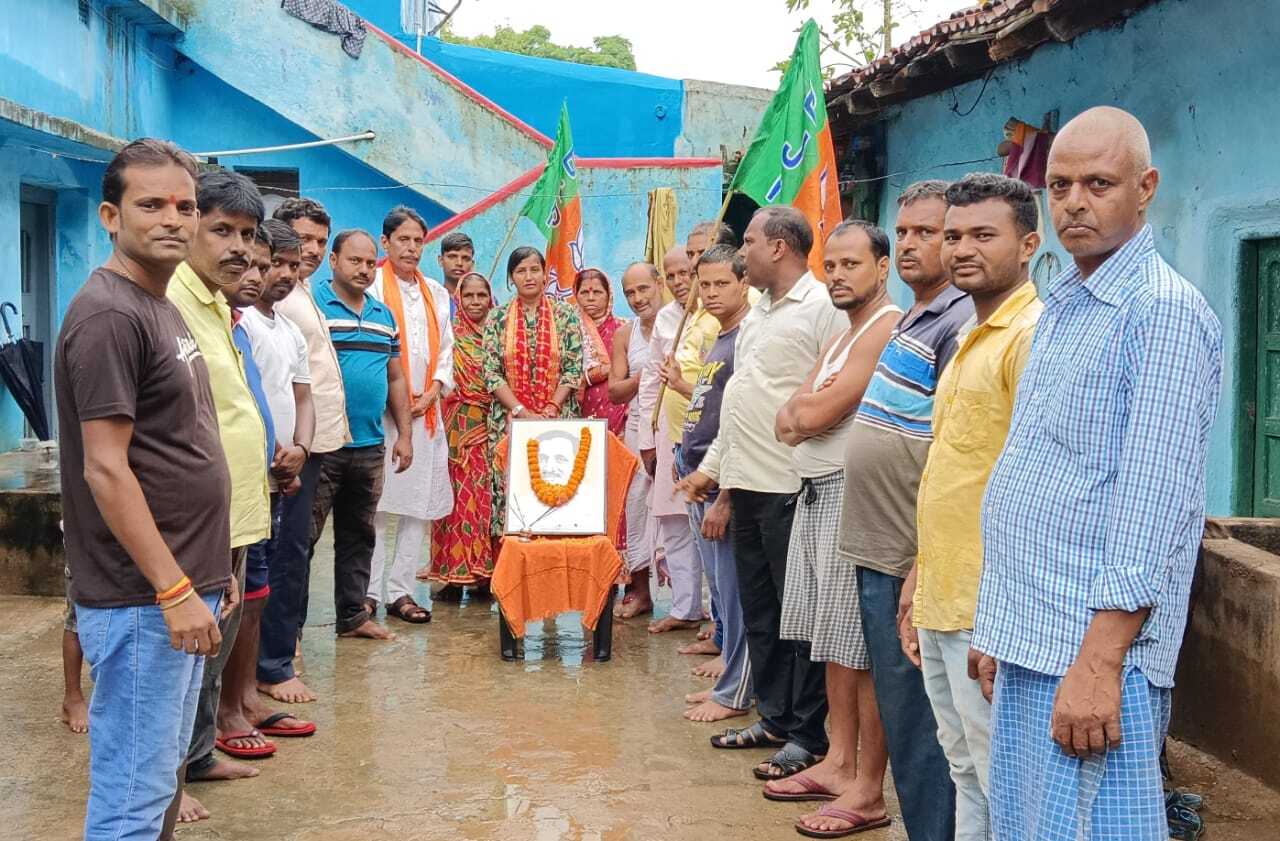 भाजपाइयों ने जयंती पर पं दीनदयाल को किया याद