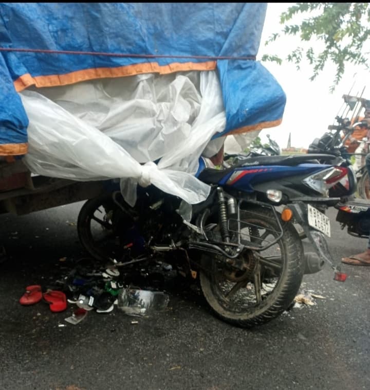 बाइक सवार ने खड़े ट्रैक्टर में मारी टक्कर, दो की मौत