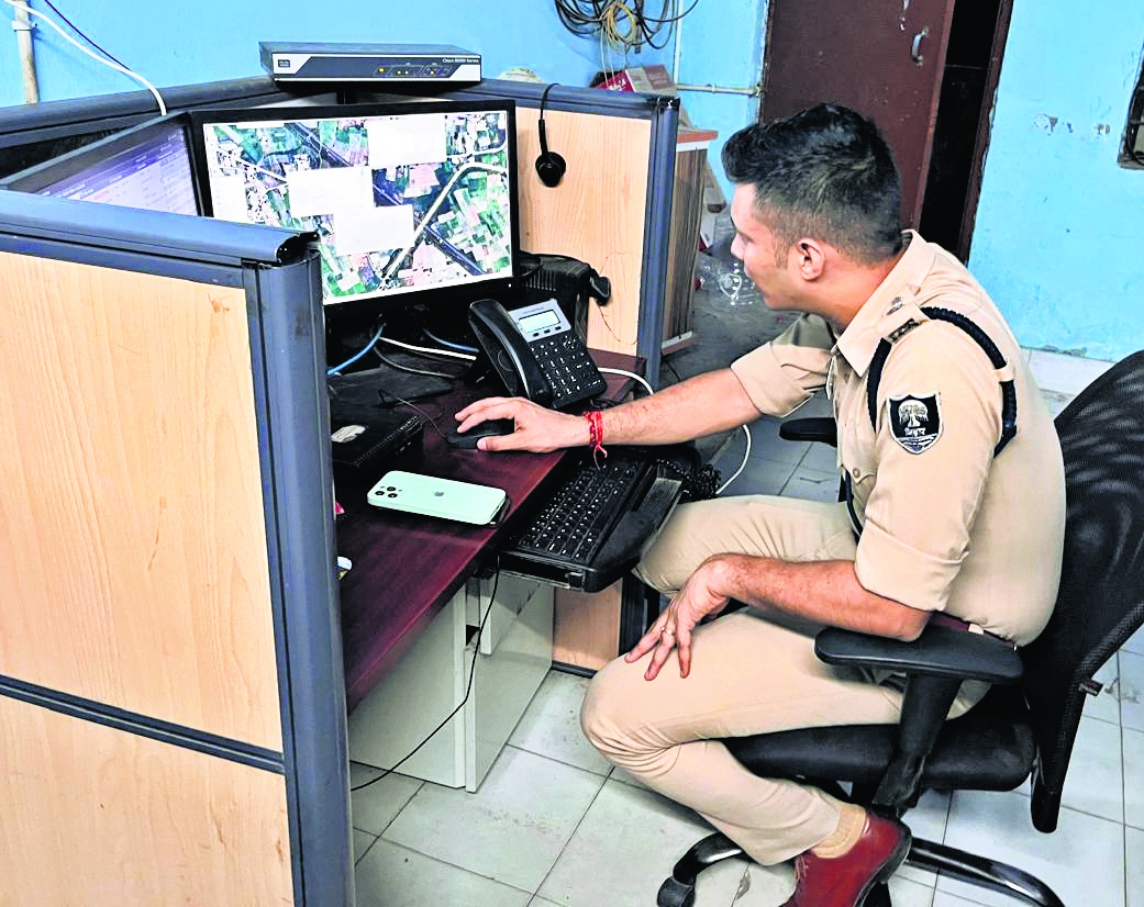 Gopalganj News : सीसीटीवी कैमरों को बंद देख एसपी हुए गंभीर, पूजा के पहले दुरुस्त कराने का दिया आदेश