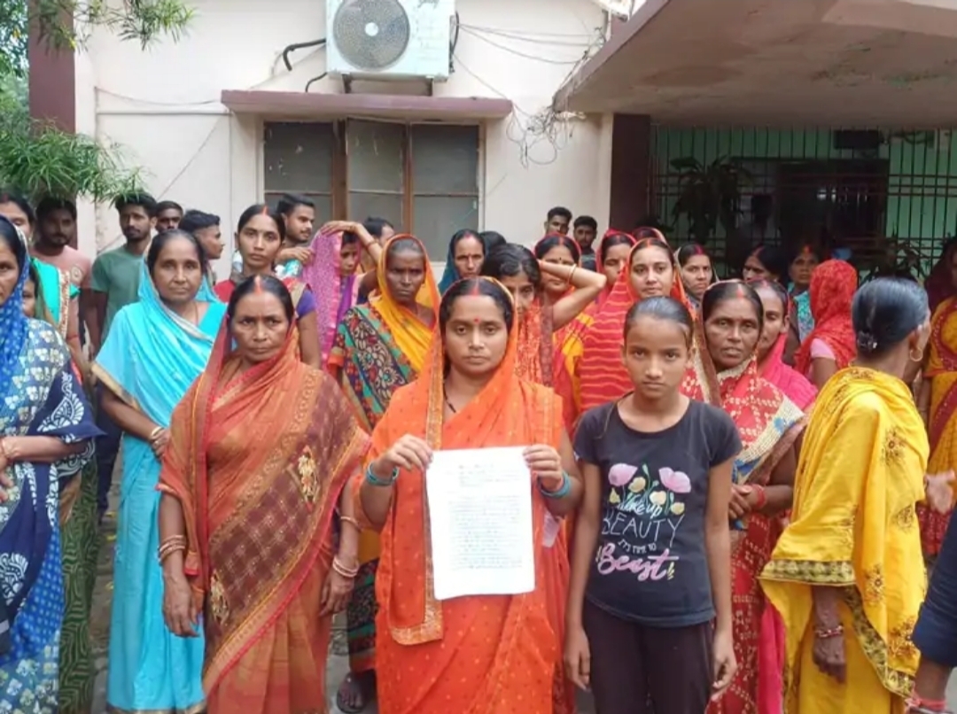 मारपीट को लेकर महिलाओं ने एसडीपीओ को दिया आवेदन