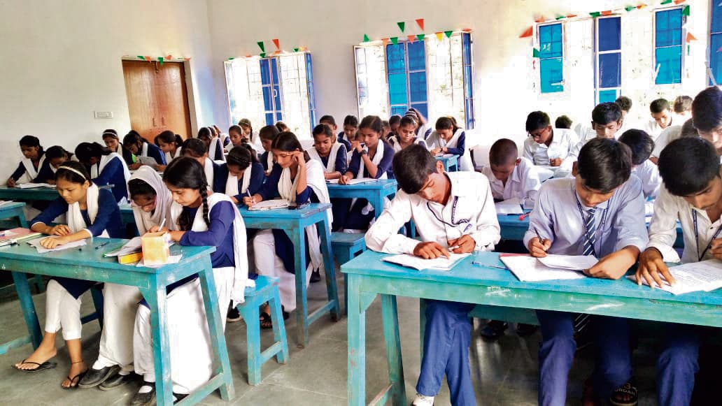 Gopalganj News : हाइस्कूलाें में मासिक परीक्षा के अंतिम दिन गणित व अंग्रेजी का हुआ एग्जाम
