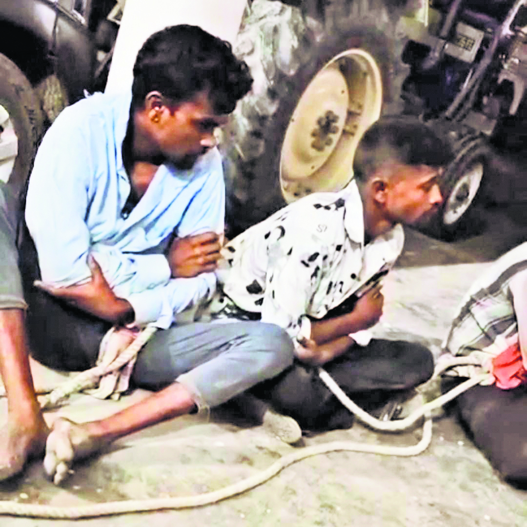 Gopalganj News : बिजली तार की चोरी करनेवाले असम व गोपालगंज के तीन चोरों को ग्रामीणों ने बांधकर पीटा, किया पुलिस के हवाले
