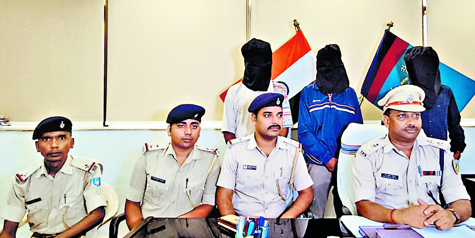 crime news : मोबाइल छिनतई गिरोह के सरगना रावण समेत तीन अपराधी गिरफ्तार